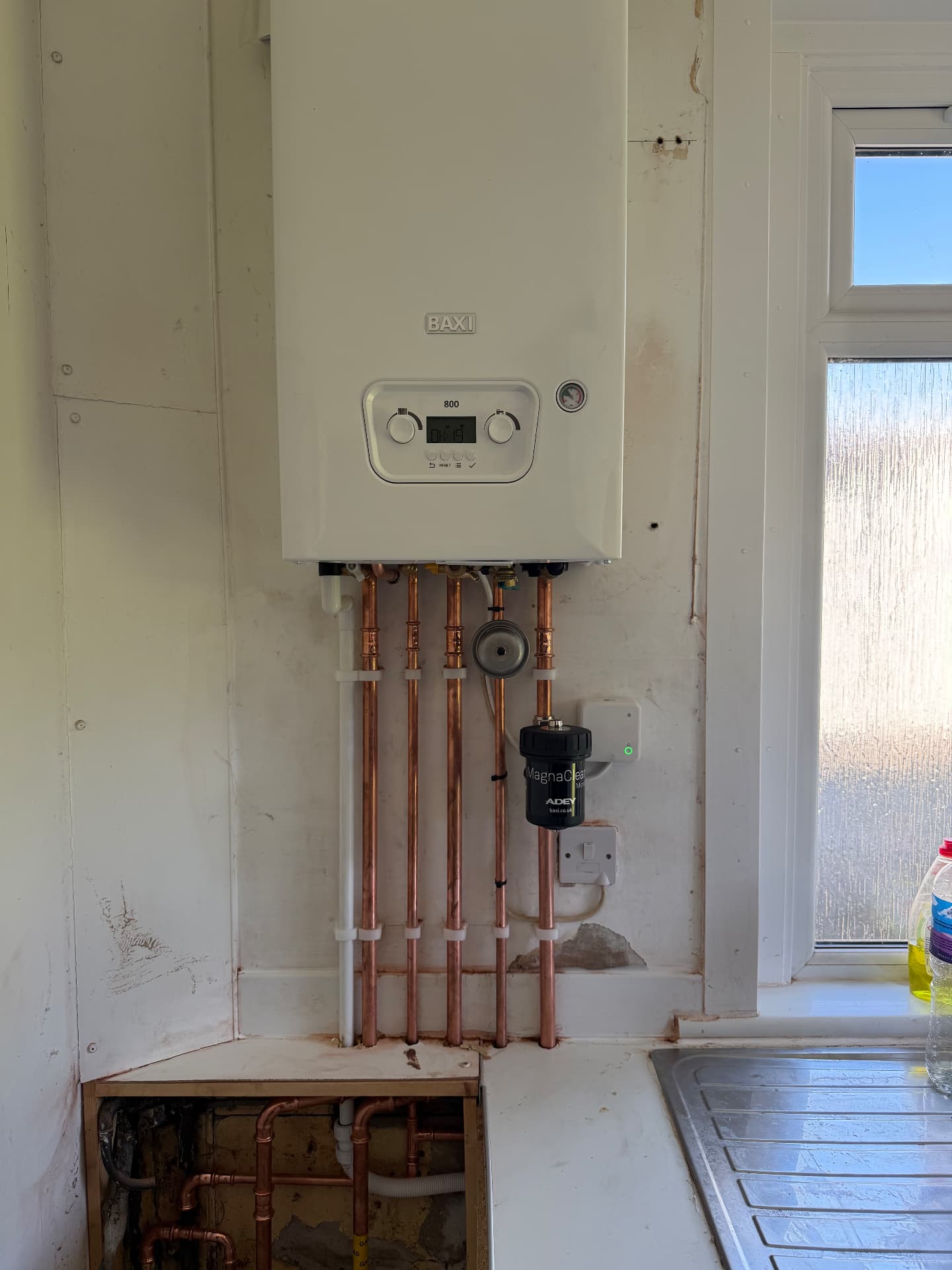 Baxi 800 boiler installed in a kitchen above the worktop with copper pipe drops